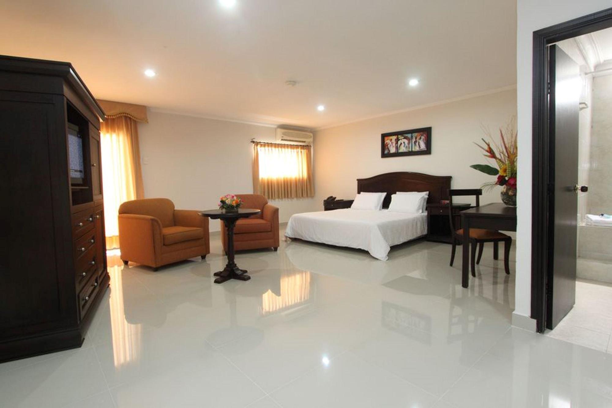 Hotel Puerta De Oro Баранкила Екстериор снимка
